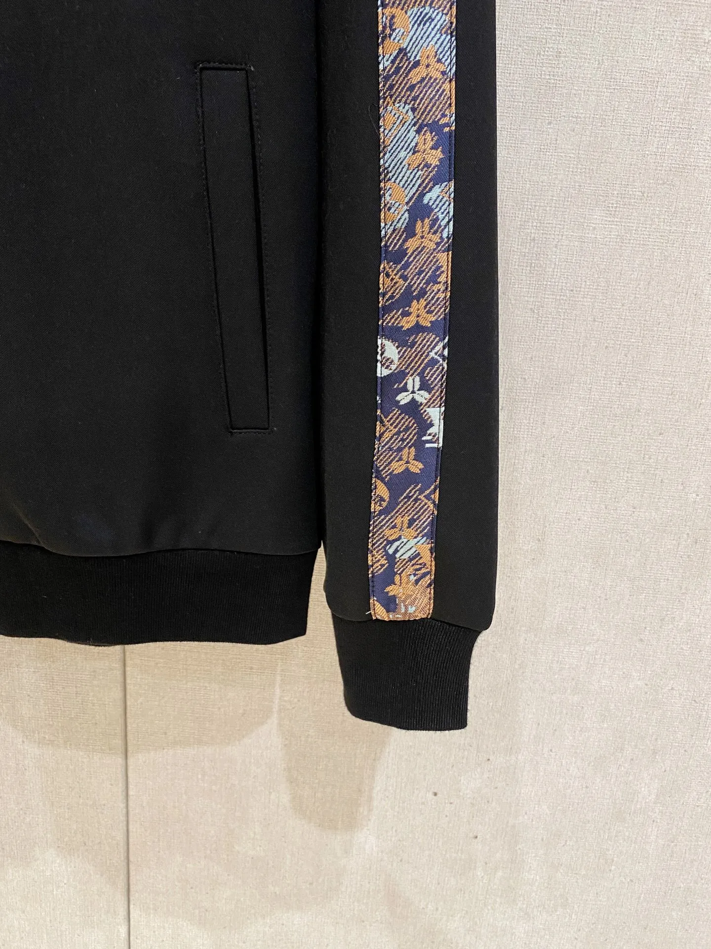 🅿️720 LV hot-selling suit is coming. Focus on the original version of the official website. 2025 new hot-selling cardigan suit. The original order is the best. 🇭🇰The meticulous work of top designers. It has a fitting and perfect upper body effect. All-natural high-quality Tencel Roman cotton 100%, close-fitting comfort, noble and elegant! Original hardware embodies elegance and nobility! Counter size: M-3XL (maximum wear up to 190 pounds)